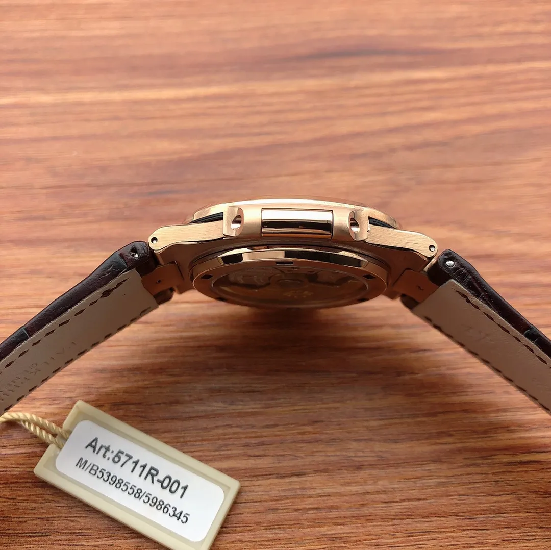 【Top Replica】💰5200! PF shockingly produces Patek Philippe 🎮King of Steel Watches 5711R Nautilus King of Steel Watches PP Patek Philippe 5711 is the best detoxification solution on the Internet, with Patek Philippe 9015 modified Cal.324 self-winding movement (non-domestic machine modification) 40x10mm, 🎮Customized ergonomic strap, the middle bead of the steel strap is diamond-shaped, and the best-selling style in the market Combined with genuine products. The polishing of the case is more perfect and comes with a full set of original Patek Philippe double-sealed packaging boxes, giving you the best Patek Philippe experience on the Internet. 🎮Sanjie exquisitely recommends men’s fully automatic mechanical movement men’s watches. SJ carefully creates ultra-realistic photo shoots for you.